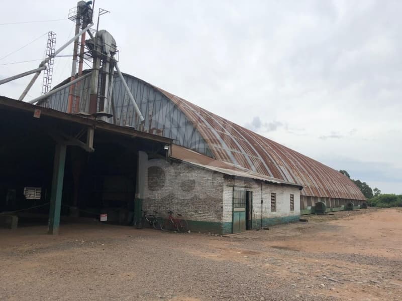 Foto 2 de 13: Area Rural em leilão em Encruzilhada Do Sul - RS — LOTE 001 O lote de 40.425 m² de área de terras, e diversos prédios em alvenaria localizados na antig