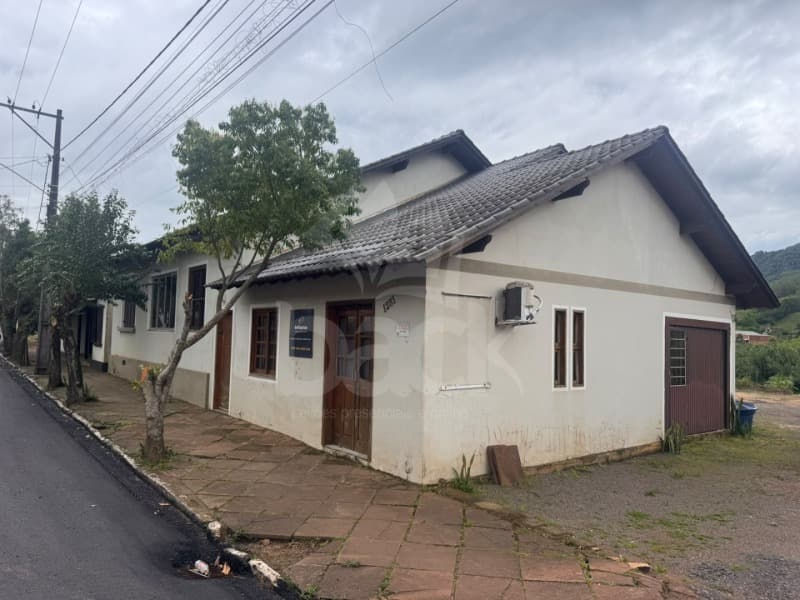 Foto 2 de 5: Terreno em leilão em Sinimbu - RS, bairro Centro — LOTE 001 Um terreno com 467,07m² com residência de 183,52 m² em Sinimbu/RS