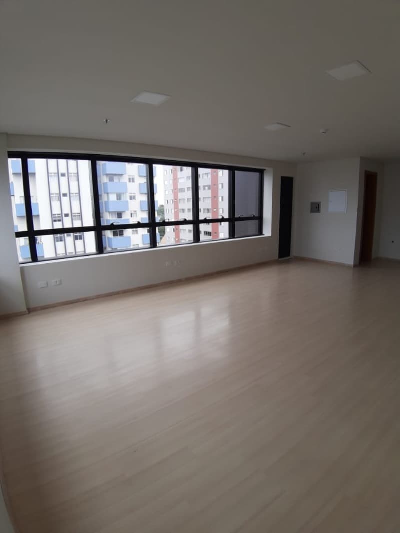 Comercial em leilão em Curitiba - PR — LOTE 001 CONJUNTO COMERCIAL 61