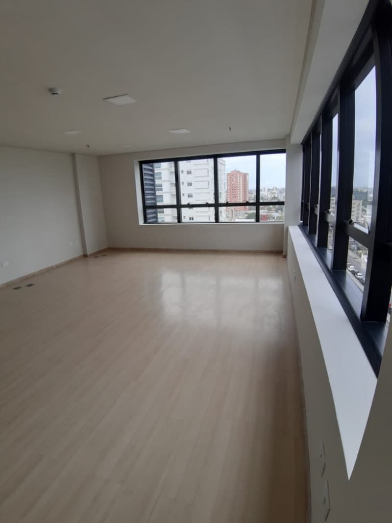 Foto 3 de 7: Comercial em leilão em Curitiba - PR — LOTE 001 CONJUNTO COMERCIAL 61