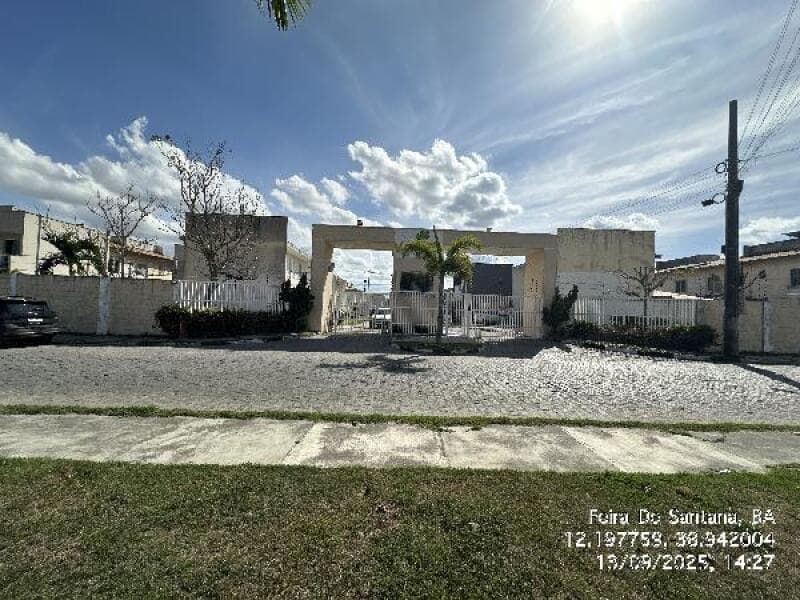 Casa em leilão em Feira De Santana - BA, bairro Papagaio — LOTE 025 COND RES VILLAGGIO PAPAGAIO-8555536728081