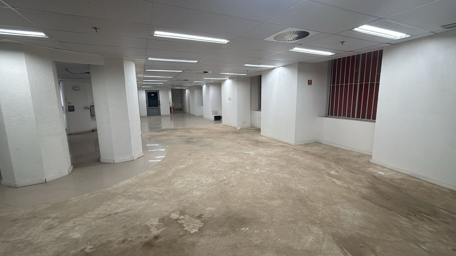Foto 3 de 36: Comercial em leilão em Rio De Janeiro - RJ, bairro Centro — LOTE 12: Conjunto Comercial com 2.140,00 m² - Centro RIO DE JANEIRO RJ