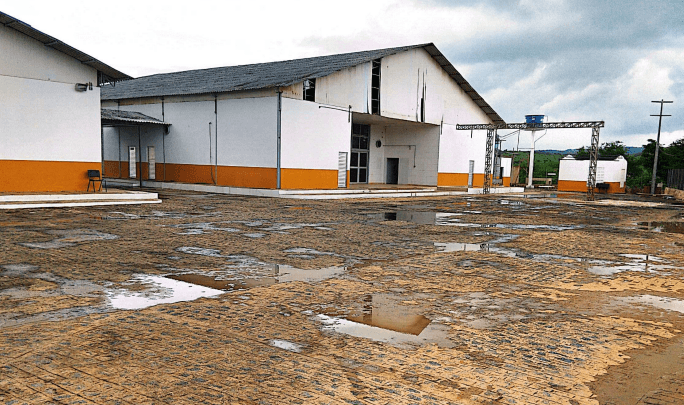 Foto 1 de 4: Comercial em leilão em Timbaúba - PE — LOTE 10: Prédio - Queimada de Baixo TIMBAÚBA PE
