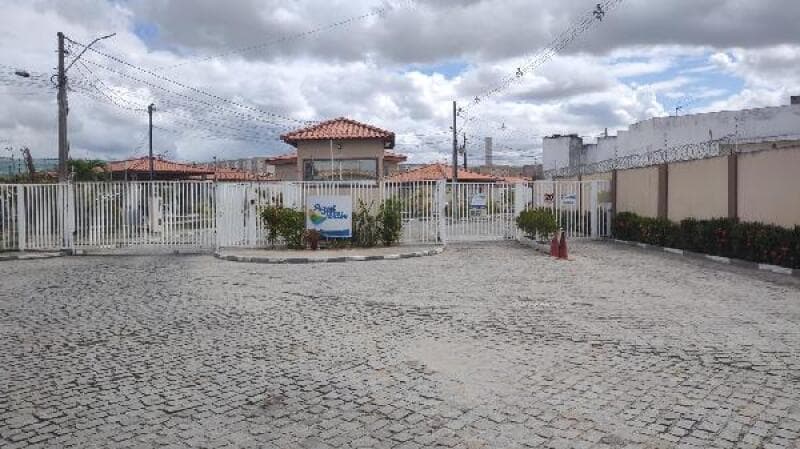 Foto 2 de 2: Casa em leilão em Feira De Santana - BA — LOTE 027 [1555529645305] CASA 45,8M² COND. AZUL VILLE PAPAGAIO - FEIRA DE SANTANA/BA