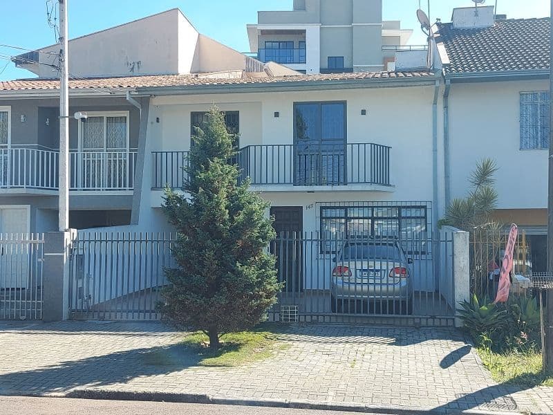 Foto 1 de 11: Casa em leilão em Curitiba - PR, bairro Capão da Imbuia — LOTE 001 CAPÃO DA IMBUIA - CASA nº 03 – com frente para a Rua Otávio Schiavon, 143 – Bairro Capão da