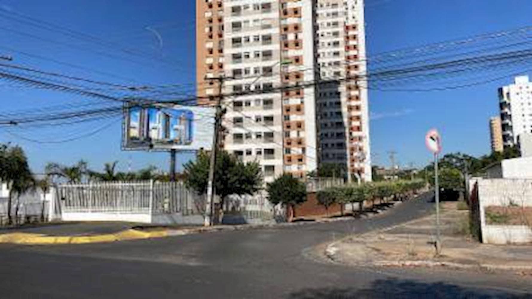 Apartamento em leilão em Cuiabá - MT — Apartamento no "Condomínio Duets" - Bosque Da Saúde - Cuiabá/MT