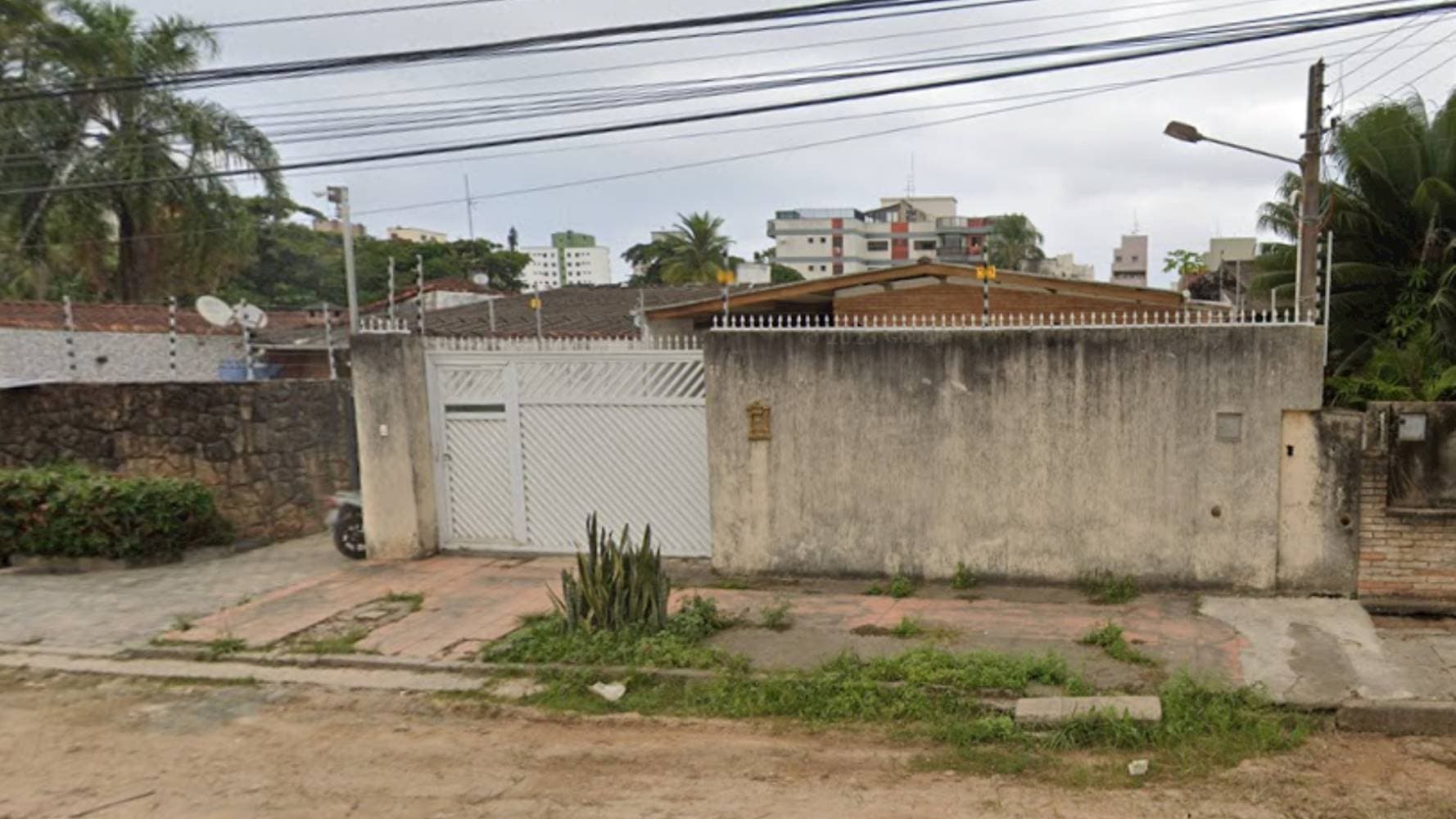 Foto 1 de 6: Casa em leilão em Guarujá - SP — Casa no Parque Enseada - Guarujá/SP