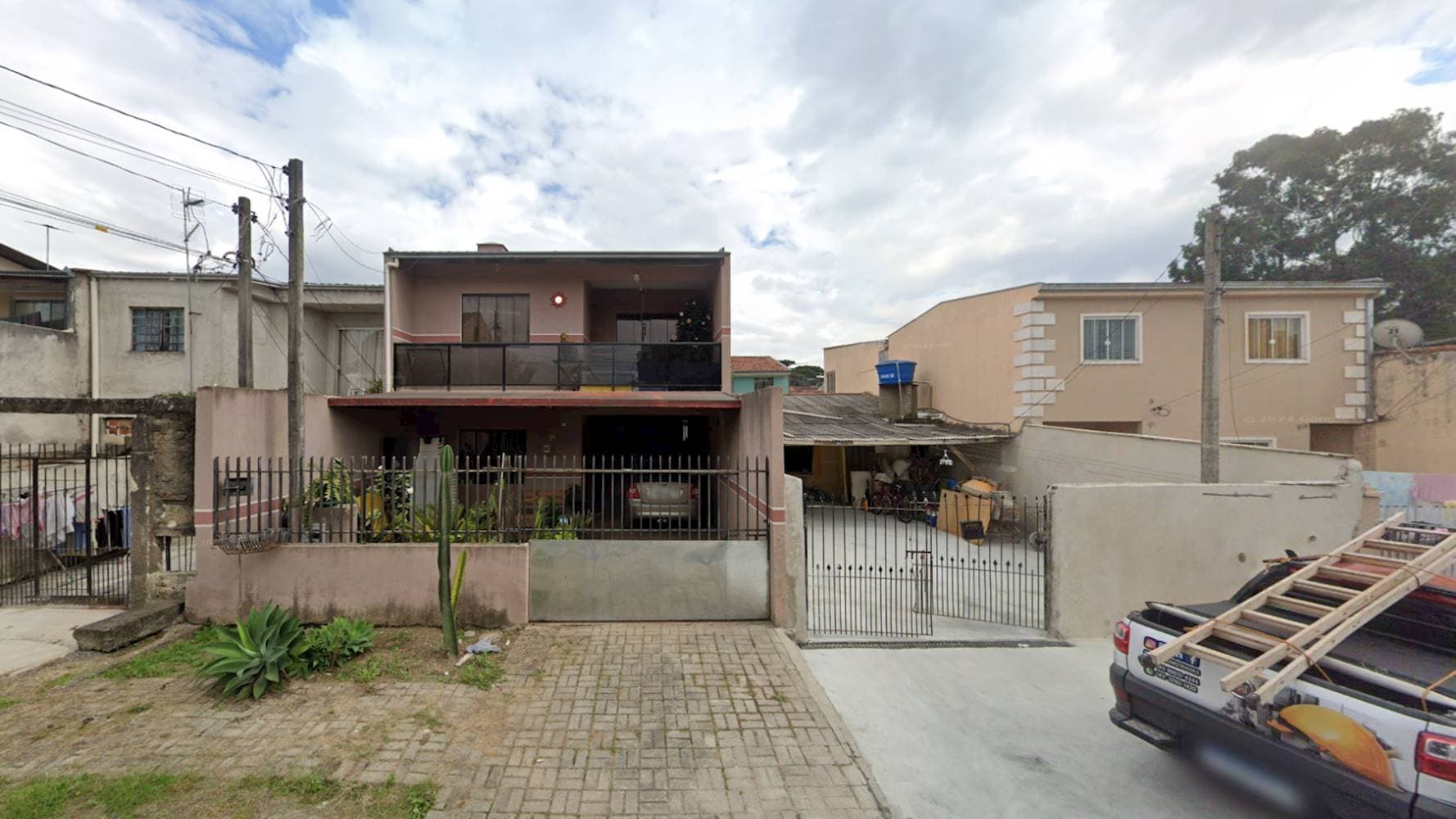 Foto 2 de 5: Casa em leilão em Curitiba - PR — Casa no Pinheirinho em Curitiba/PR