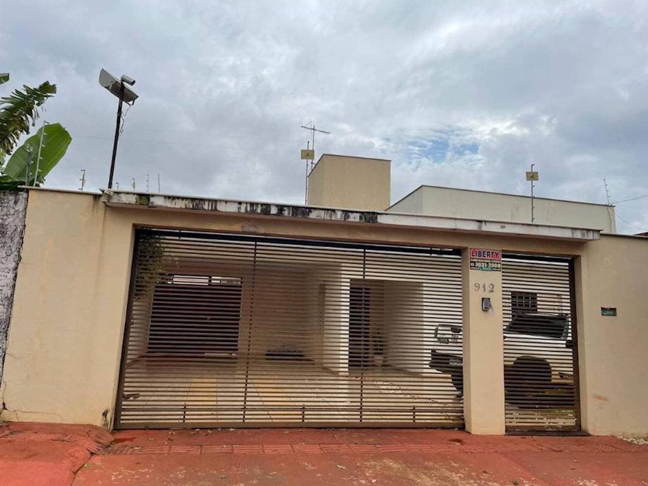 Foto 2 de 3: Casa em leilão em Londrina - PR — Casa, Padrão, 2 vaga(s) de garagem