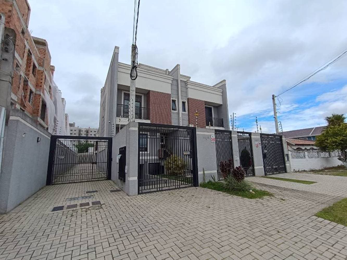 Foto 1 de 30: Casa em leilão em Curitiba - PR — Casa no "Condomínio Residencial England"  - Boqueirão - Curitiba/PR