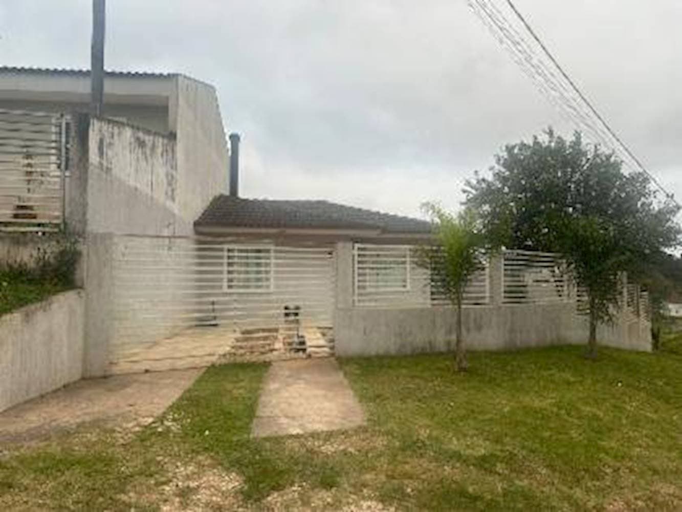 Foto 1 de 16: Casa em leilão em Colombo - PR — Casa de Condomínio em Embu - Colombo/PR