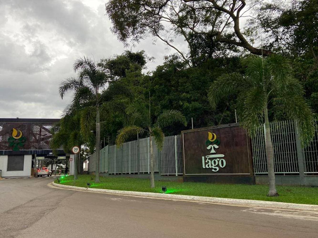 Foto 4 de 60: Casa em leilão em Goiânia - GO — Casa no "Condomínio Do Lago" - Goiânia/GO