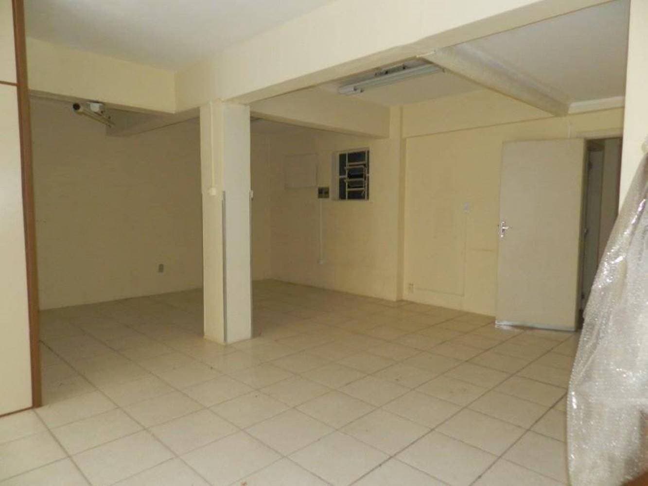 Foto 11 de 28: Comercial em leilão em Porto Alegre - RS — Sala comercial em Independência - Porto Alegre/RS