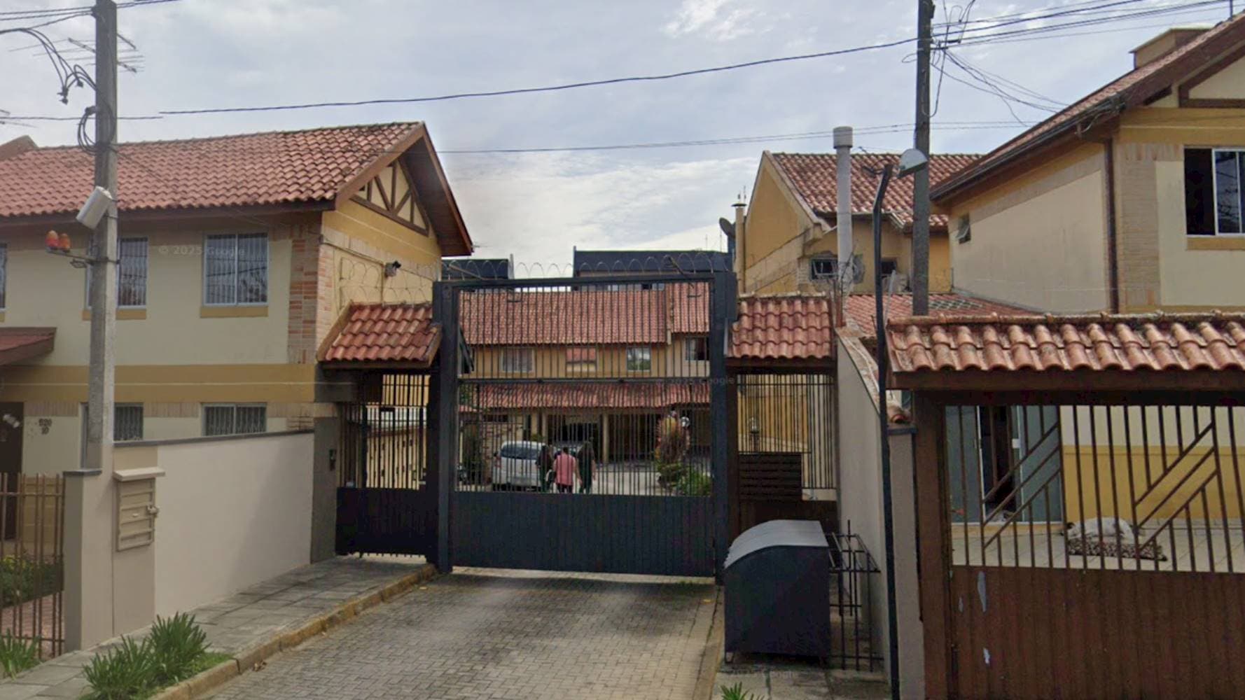 Foto 1 de 4: Casa em leilão em Curitiba - PR — Casa em Uberaba - Curitiba/PR