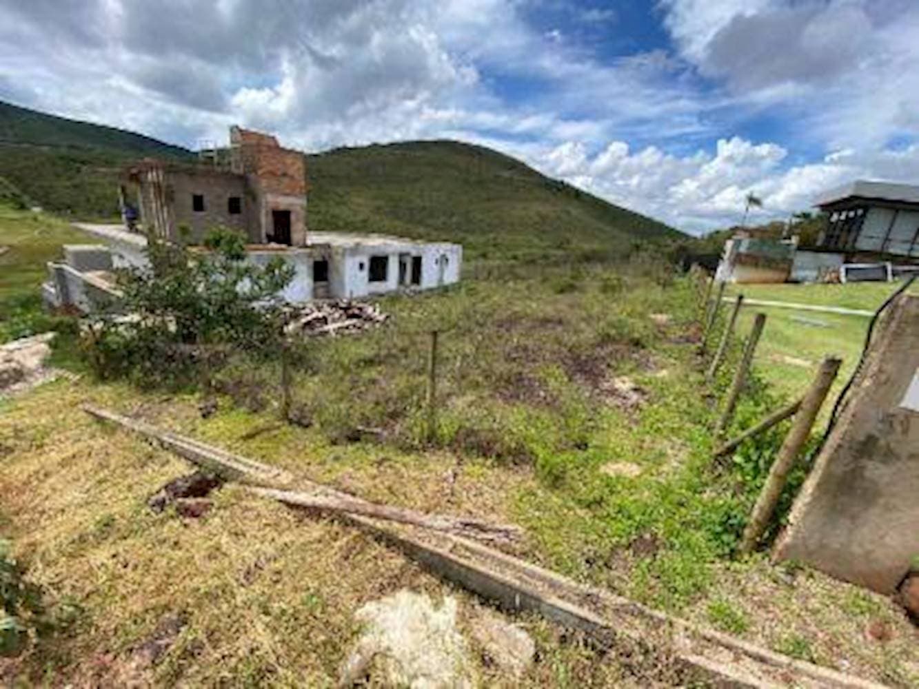 Foto 3 de 7: Terreno em leilão em Nova Lima - MG — Terreno no Balneário Agua Limpa - Nova Lima/MG
