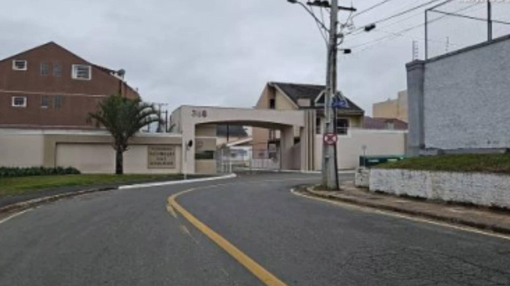 Foto 1 de 5: Casa em leilão em Curitiba - PR — Casa no "Condomínio Garibaldi das Azaléias" - Cachoeira - Curitiba/PR