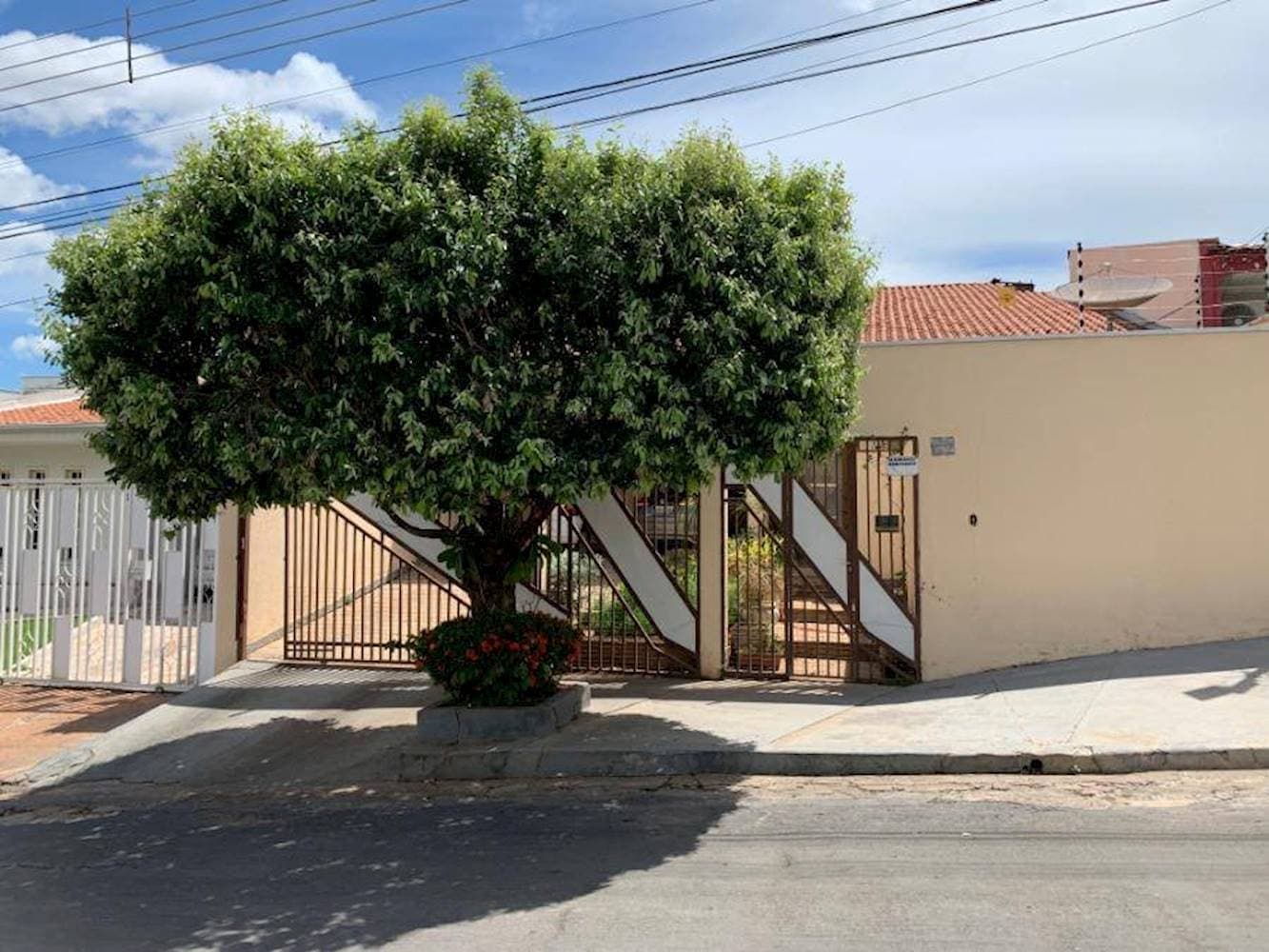 Foto 1 de 15: Casa em leilão em Cuiabá - MT, bairro Jardim Itália — Casa no Jardim Itália em Cuiabá/MT