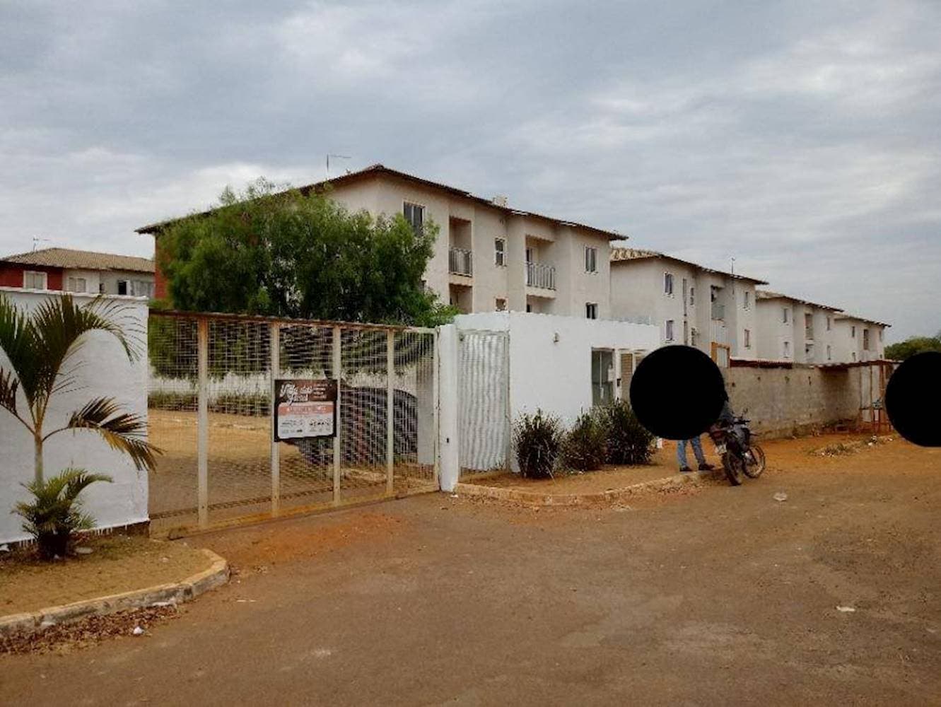 Foto 1 de 3: Apartamento em leilão em Luziânia - GO, bairro Cidade Osfaya — Apartamento no "Condomínio Villa das Flores" -  Cidade Osfaya - Luziânia/GO