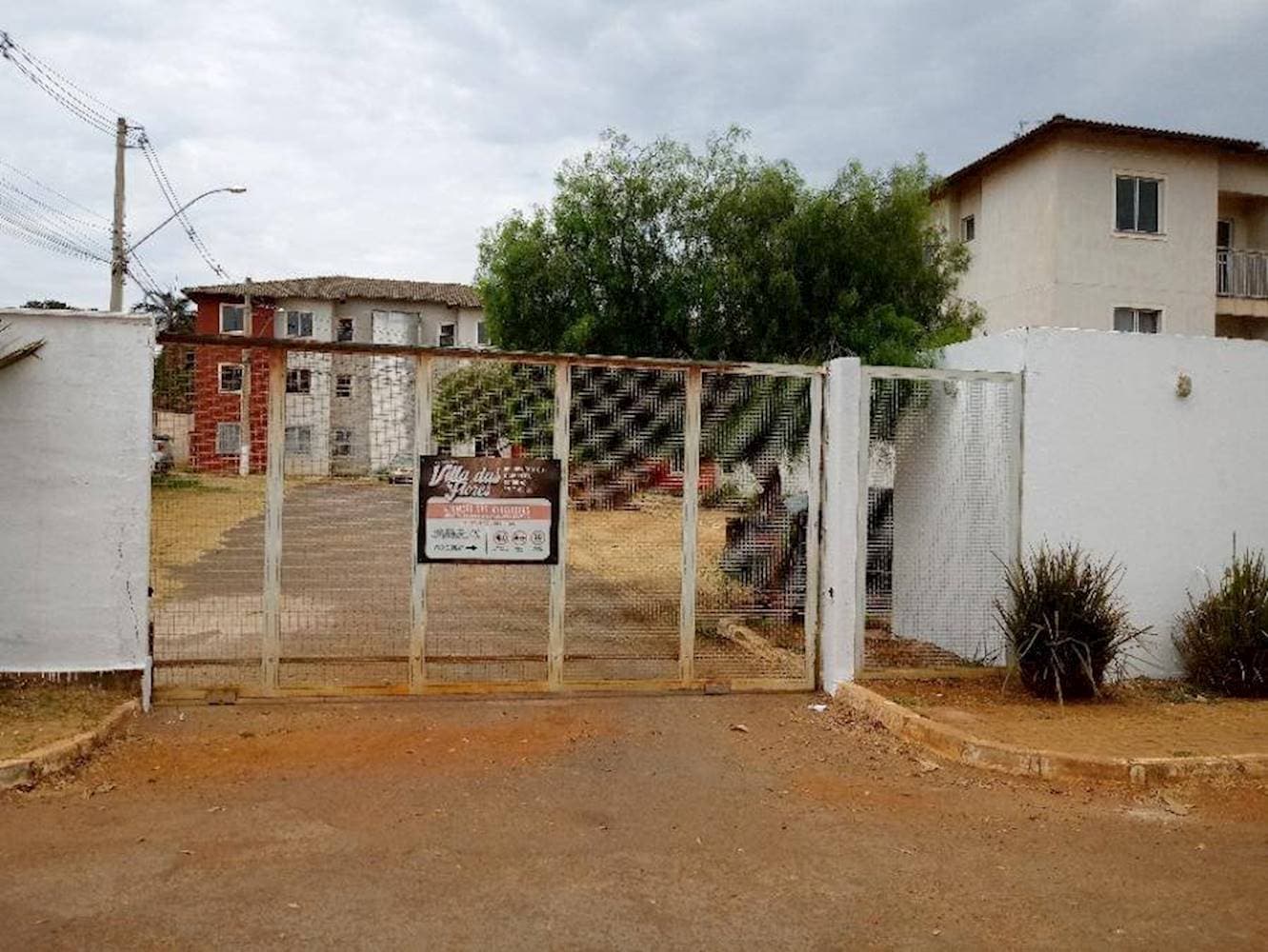 Foto 2 de 3: Apartamento em leilão em Luziânia - GO, bairro Cidade Osfaya — Apartamento no "Condomínio Villa das Flores" -  Cidade Osfaya - Luziânia/GO