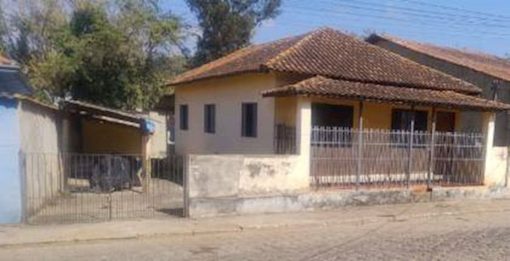 Foto 2 de 3: Casa em leilão em Piranguçu - MG, bairro Centro — Casa no Centro - Piranguçu/MG