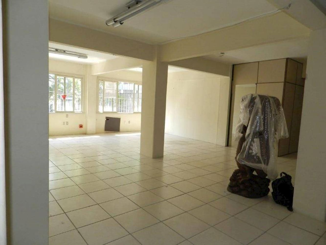 Foto 4 de 10: Comercial em leilão em Porto Alegre - RS, bairro Independencia — Sala Comercial no "Edifício Estoril" - Independência - Porto Alegre/RS