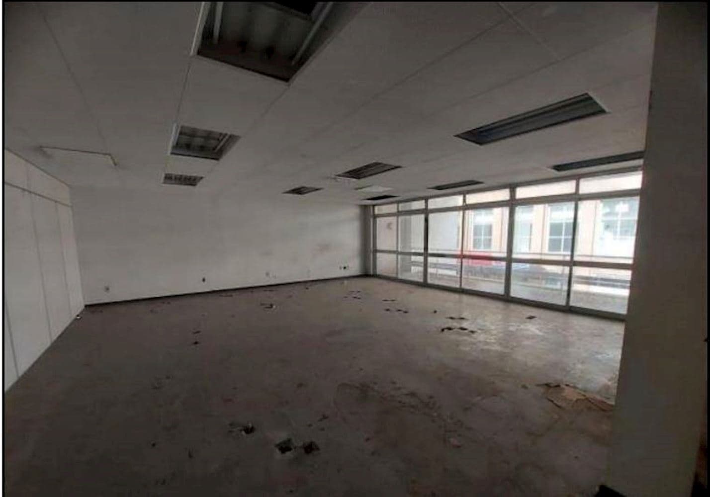 Foto 9 de 13: Comercial em leilão em Porto Alegre - RS, bairro Centro Historico — Imóvel Comercial (Ex-agência) - Centro Histórico - Porto Alegre/RS