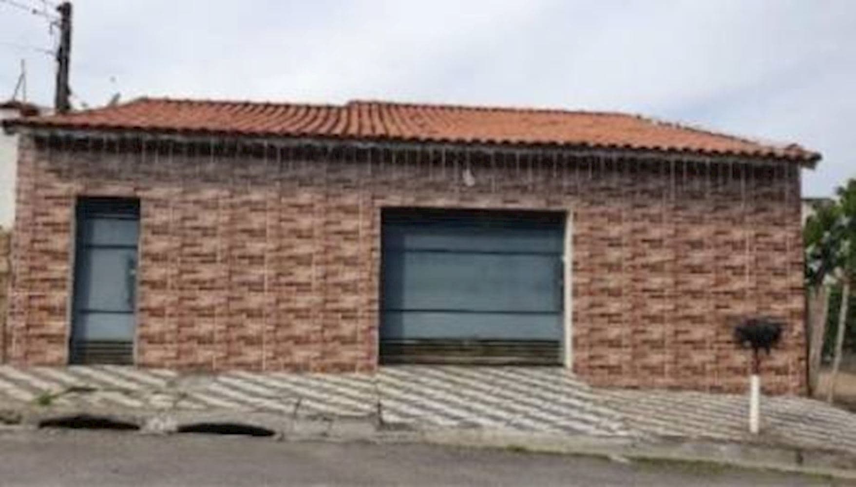 Foto 1 de 3: Casa em leilão em Guaratinguetá - SP — Casa no Conjunto Habitacional Vila Dos Comerciários I - Guaratinguetá/SP