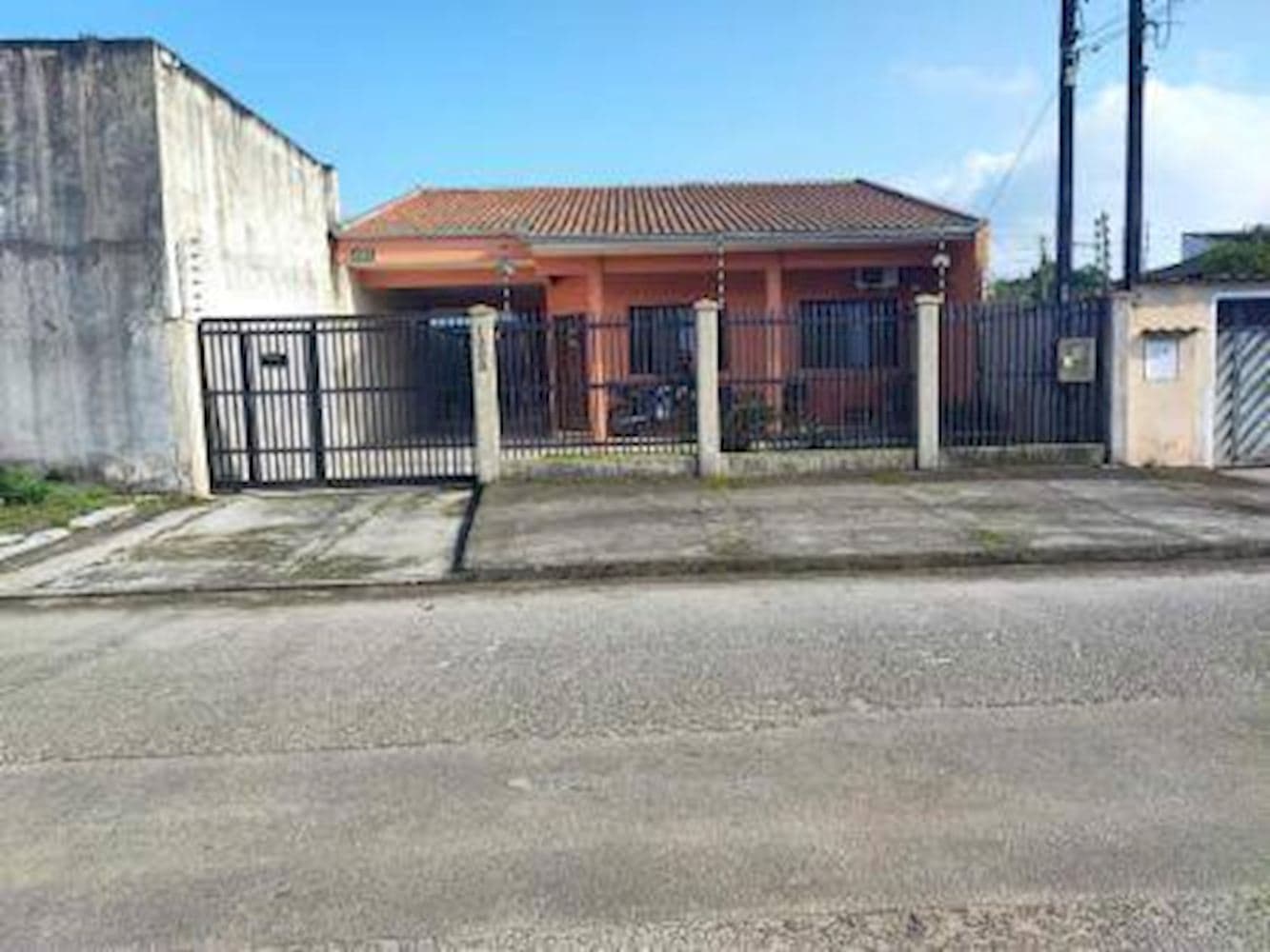 Foto 1 de 14: Casa em leilão em Paranaguá - PR, bairro Parque São João — Casa no Parque São João em Paranaguá/PR