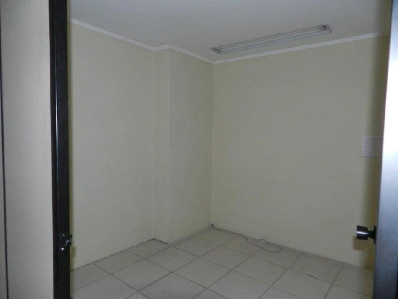 Foto 9 de 10: Comercial em leilão em Porto Alegre - RS, bairro Independencia — Sala Comercial (Sobreloja) no "Ed. Estoril" - Independência - Porto Alegre/RS