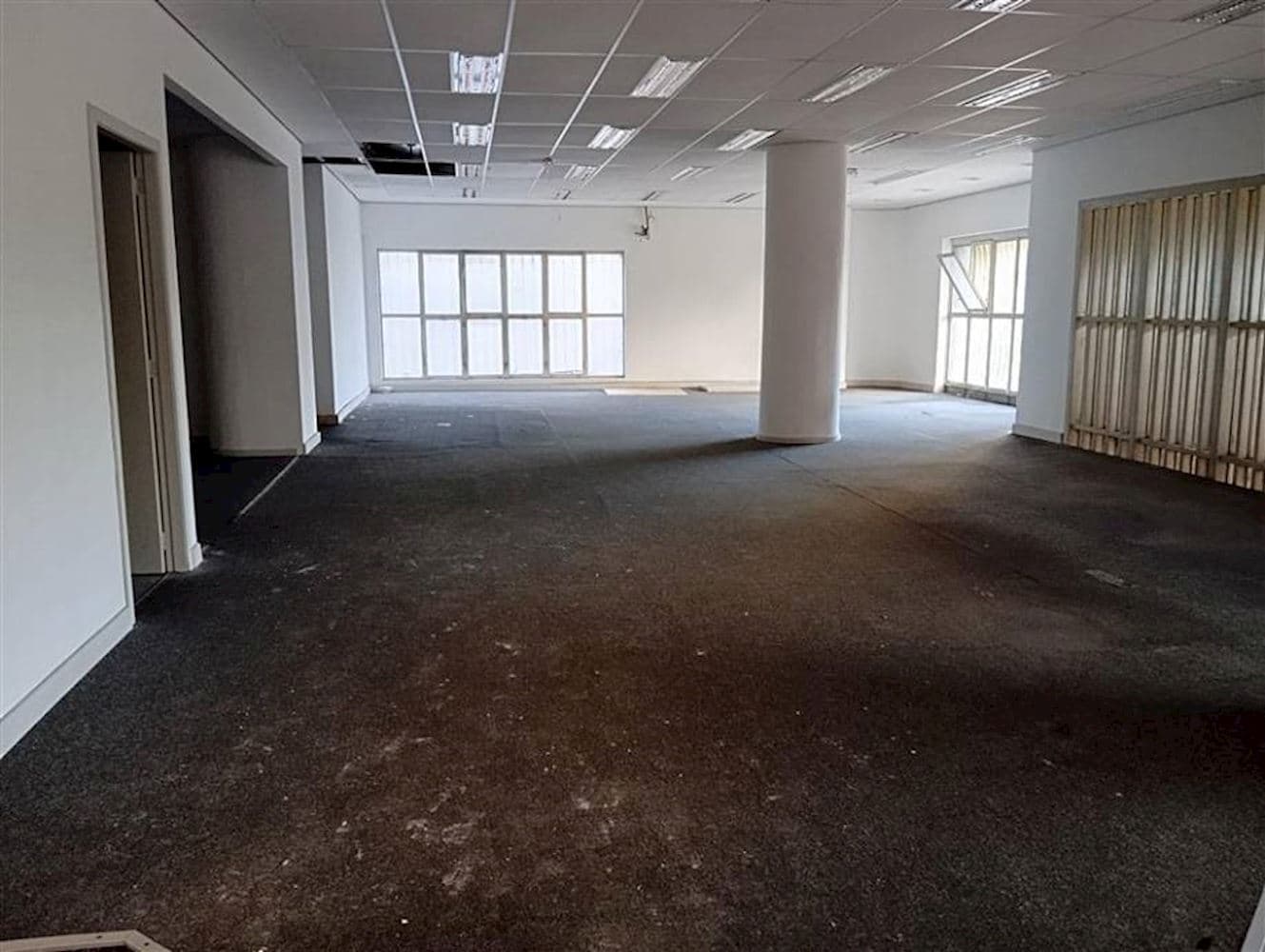 Foto 6 de 11: Comercial em leilão em Pelotas - RS, bairro Centro — Loja Comercial (Ex-Agência) no "Cond. Sulbanco" - Centro - Pelotas/RS