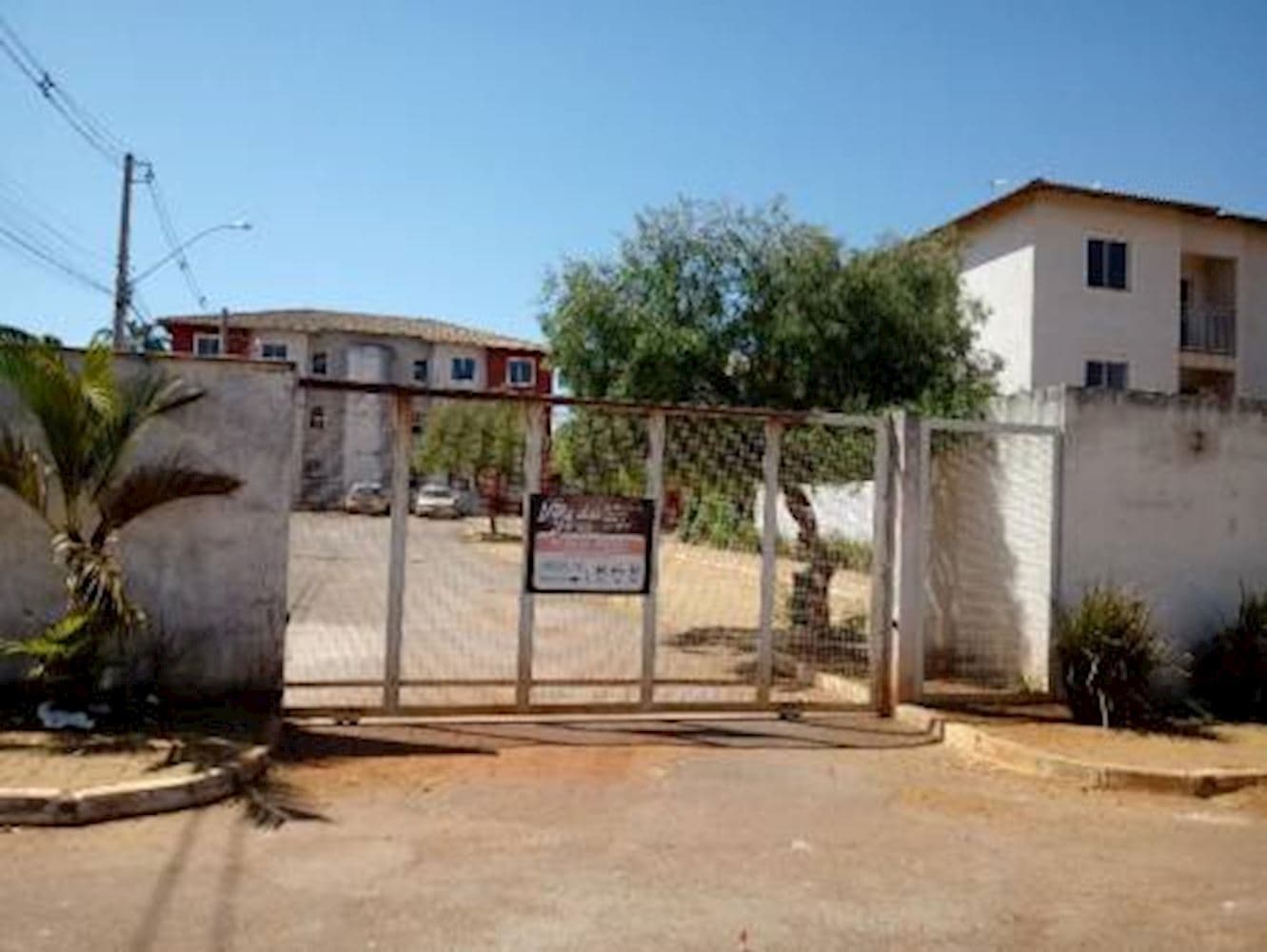 Foto 1 de 3: Apartamento em leilão em Luziânia - GO, bairro Cidade Osfaya — Apartamento no "Condomínio Villa Das Flores" - Cidade Osfaya - Luziânia/GO