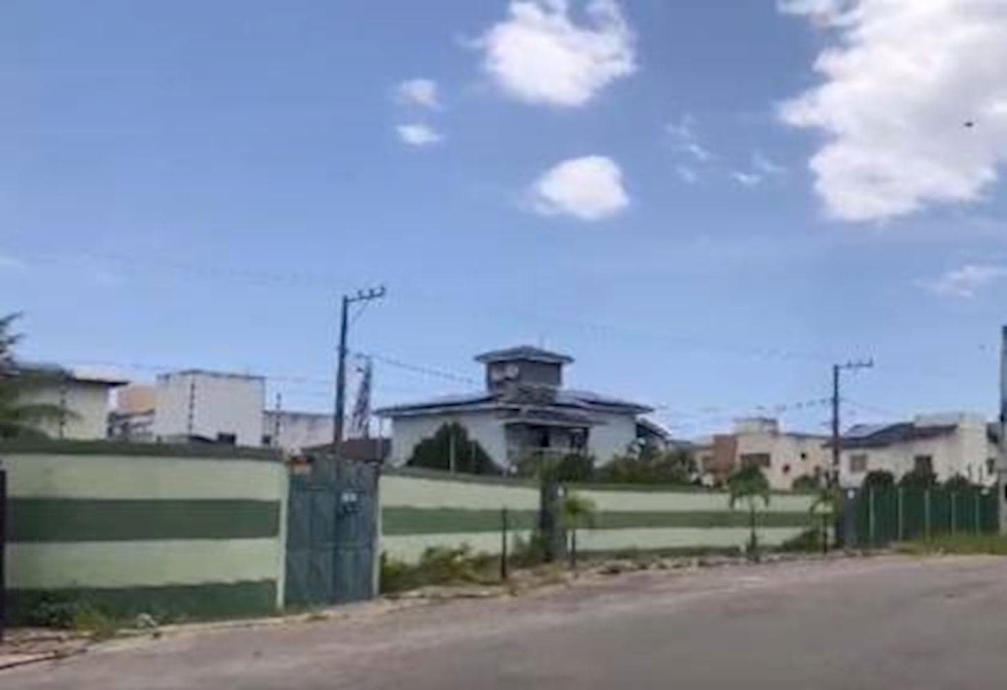 Foto 2 de 4: Casa em leilão em Camaçari - BA, bairro Centro — Casa no Centro de Camaçari/BA