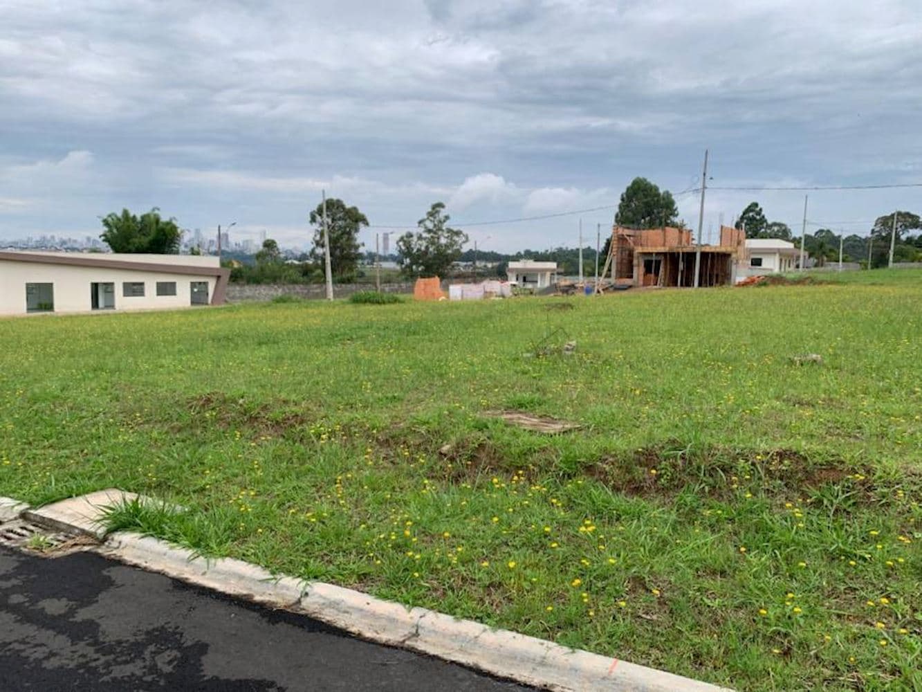 Foto 3 de 4: Terreno em leilão em Ponta Grossa - PR, bairro Colônia Dona Luíza — Terreno em Condomínio em Colônia Dona Luíza - Ponta Grossa/PR