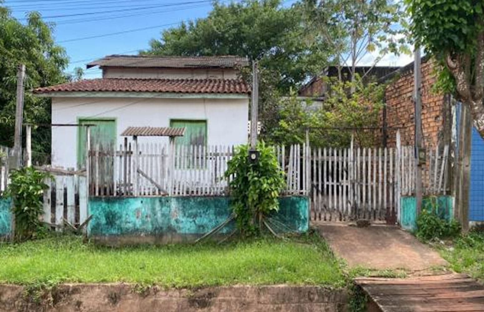 Foto 1 de 4: Casa em leilão em Alenquer - PA, bairro Aningal — Casa no Bairro Aningal - ALENQUER/PA