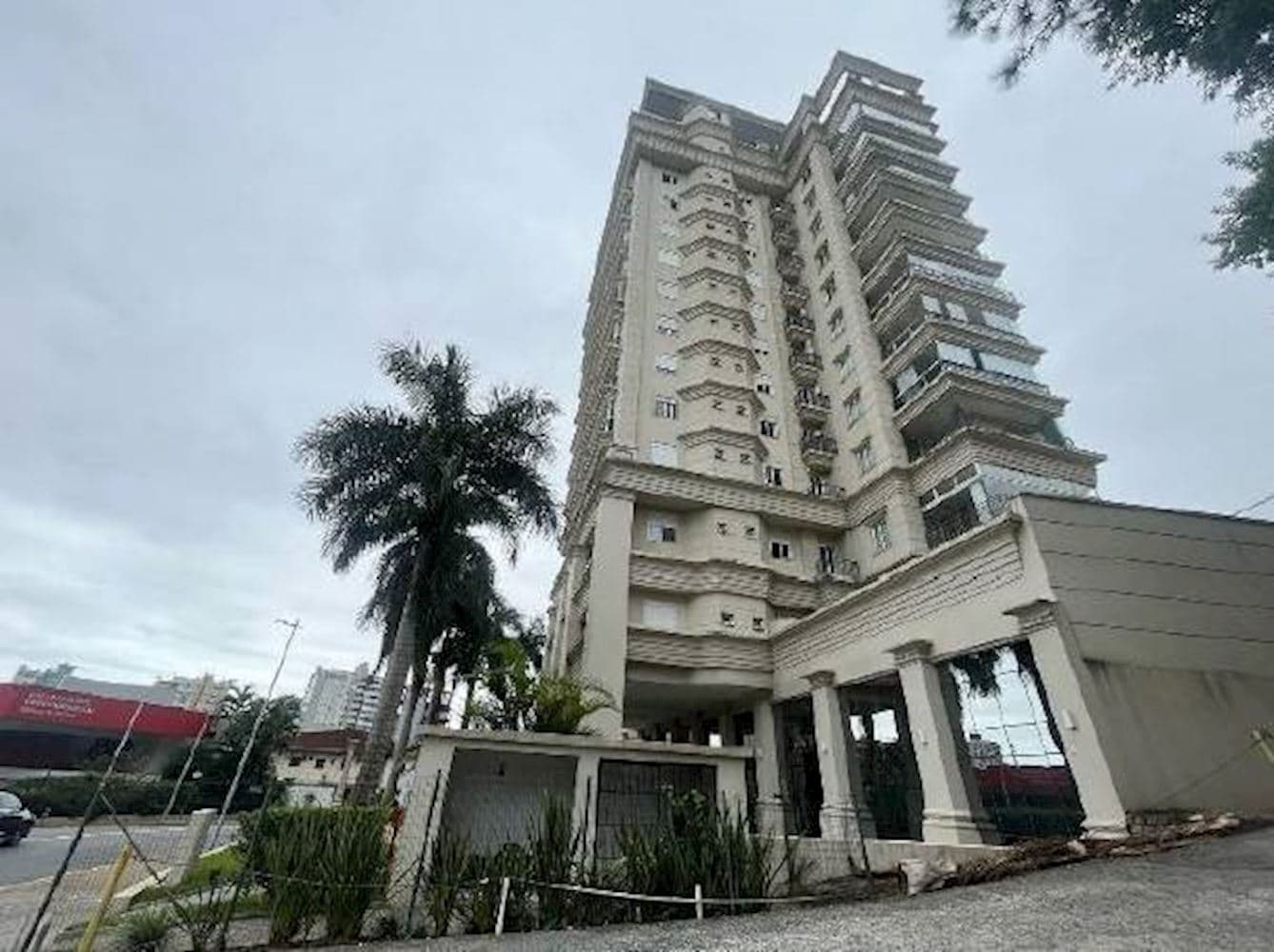 Foto 2 de 5: Comercial em leilão em Joinville - SC, bairro Centro — Loja Comercial no "Ed. Maison Soleil" - Centro - Joinville/SC