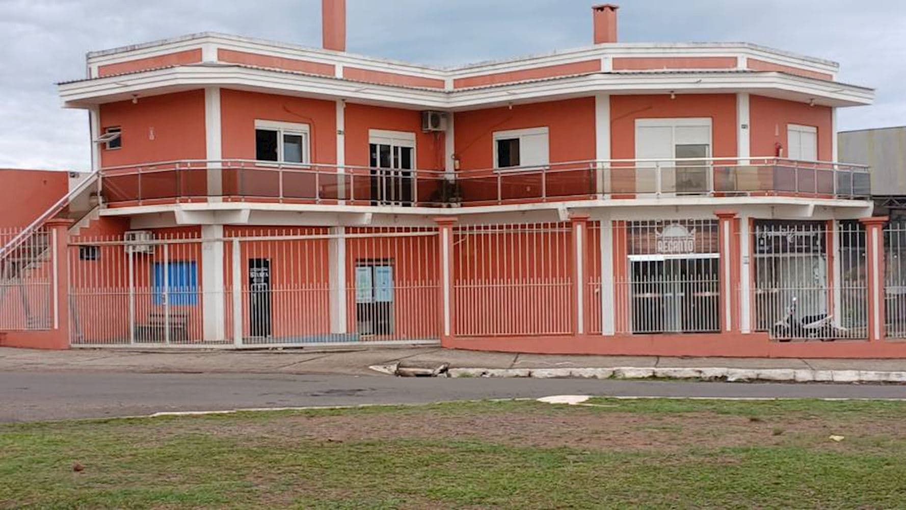 Foto 1 de 3: Comercial em leilão em Santiago - RS, bairro Gaspar Dutra — Loja Comercial no "Cond. Água Azul" - Gaspar Dutra - Santiago/RS