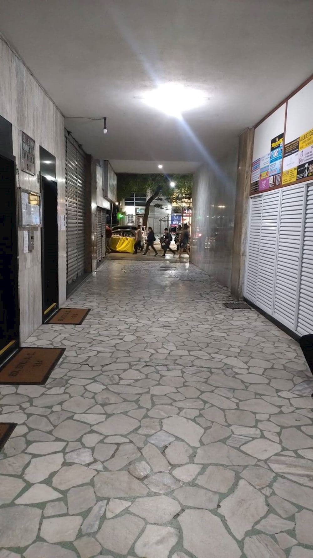 Foto 4 de 8: Comercial em leilão em Rio De Janeiro - RJ, bairro Catete — Loja Comercial - Catete - Rio de Janeiro/RJ