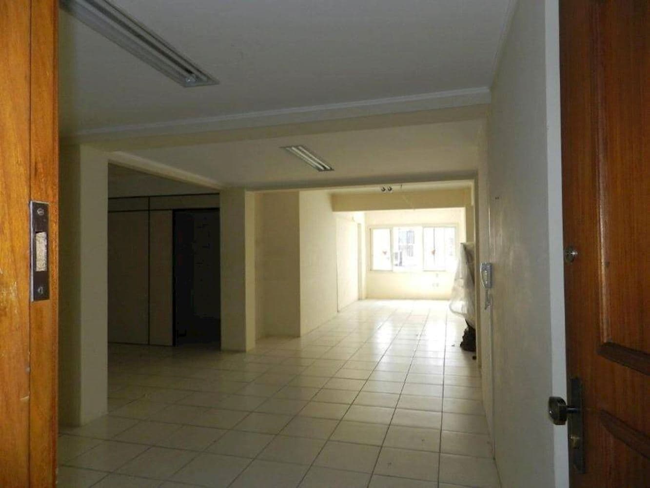 Foto 3 de 10: Comercial em leilão em Porto Alegre - RS, bairro Independencia — Sala Comercial no "Ed. Estoril" - Independência - Porto Alegre/RS