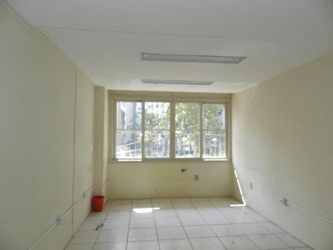 Foto 5 de 10: Comercial em leilão em Porto Alegre - RS, bairro Independencia — Sala Comercial no "Ed. Estoril" - Independência - Porto Alegre/RS