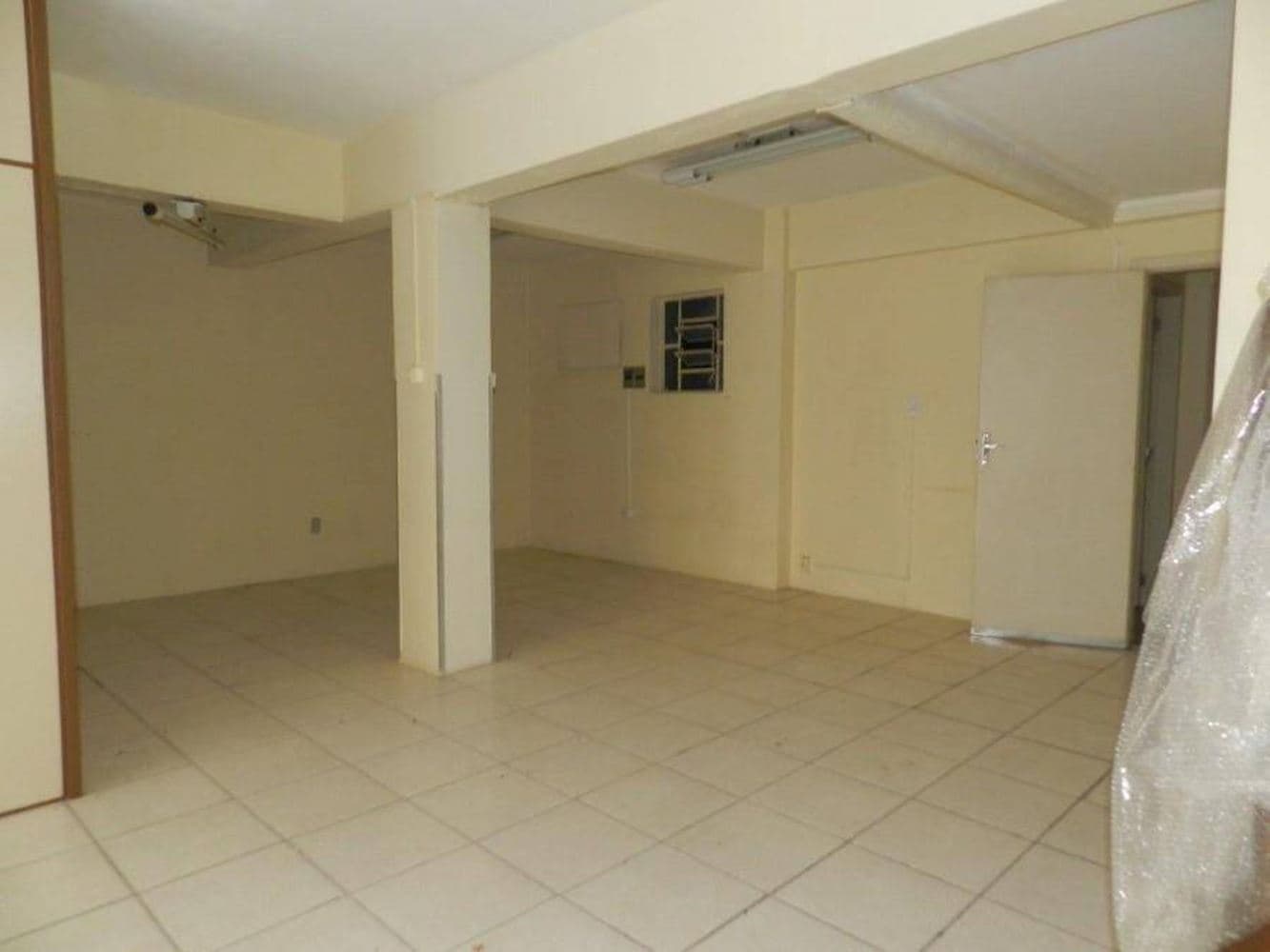 Foto 6 de 10: Comercial em leilão em Porto Alegre - RS, bairro Independencia — Sala Comercial no "Ed. Estoril" - Independência - Porto Alegre/RS