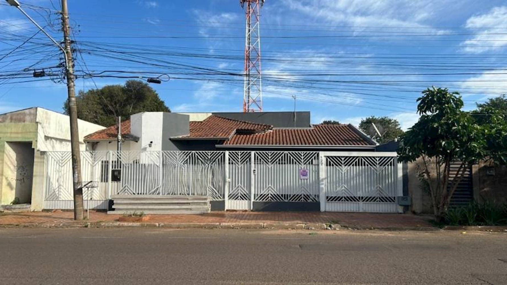 Foto 1 de 15: Casa em leilão em Campo Grande - MS, bairro Vila Taveirópolis — Casa - Vila Taveirópolis - Campo Grande/MS