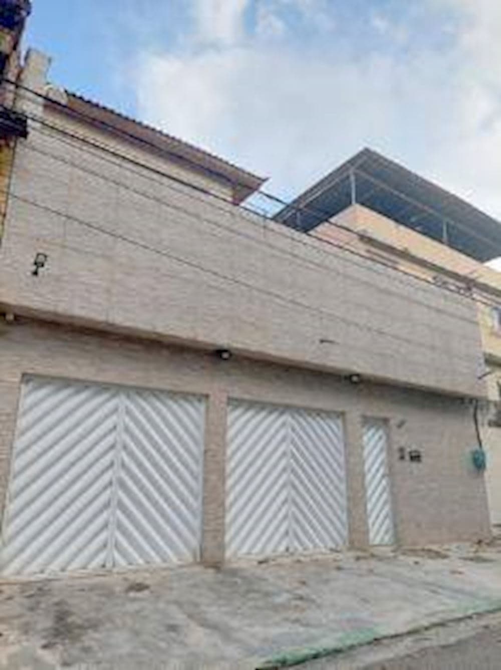 Foto 1 de 5: Casa em leilão em Rio De Janeiro - RJ, bairro Braz de Pina — Casa, Padrão, 2 vaga(s) de garagem