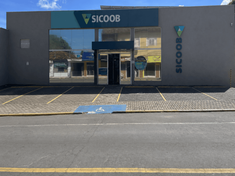 Foto 1 de 12: Comercial em leilão em Itaú De Minas - MG, bairro Centro — Prédio, Comercial, Centro, 6 Vaga(s) De Garagem