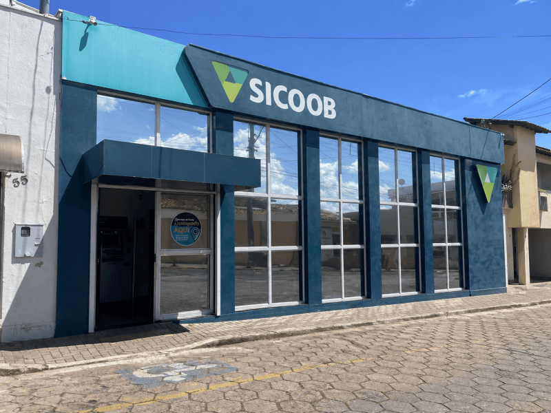 Foto 1 de 18: Comercial em leilão em Pratápolis - MG, bairro Centro — Prédio, Comercial, Centro