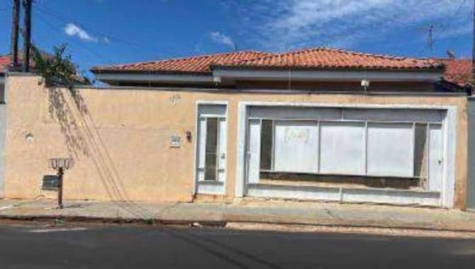Foto 1 de 3: Casa em leilão em Dois Córregos - SP — Casa, Padrão, 1 Vaga(S) de Garagem