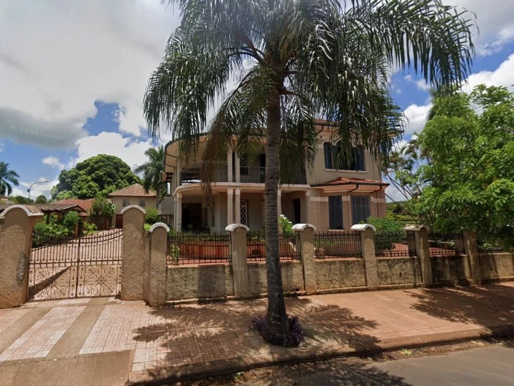 Foto 3 de 7: Casa em leilão em Colina - SP — Casa e Terreno 4.723 m² - Centro - Colina - SP