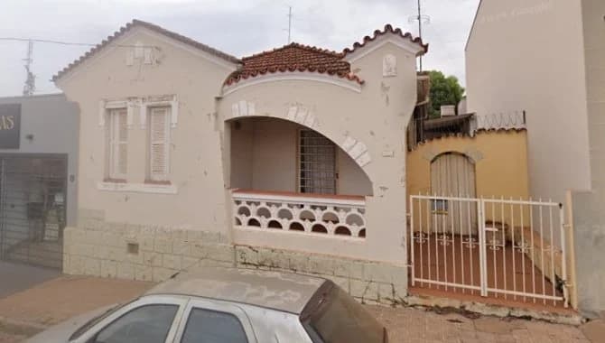 Foto 1 de 5: Comercial em leilão em Batatais - SP — Parte Ideal sobre Imóvel Comercial 187 m² - Central - Batatais - SP