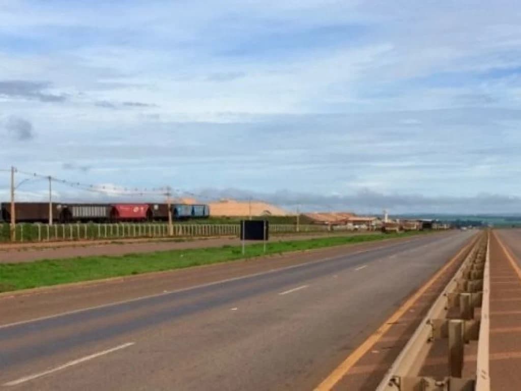 Foto 7 de 35: Comercial em leilão em Rondonópolis - MT — Área com 80.000 m² (Terminal ferroviário de Rondonópolis) - Parque Industrial de Rondonópolis - Rondonópolis - MT
