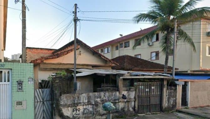 Foto 1 de 5: Casa em leilão em São Vicente - SP — Casas em Terreno de 400 m² - Vila Voturuá - São Vicente - SP