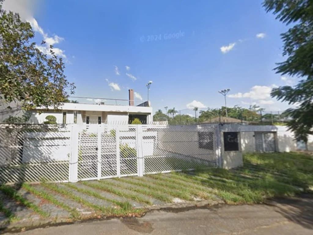Foto 2 de 24: Casa em leilão em São Paulo - SP, bairro Interlagos — Casa com 908m² de área construída, em terreno de 1.500 m² - Interlagos - São Paulo - SP
